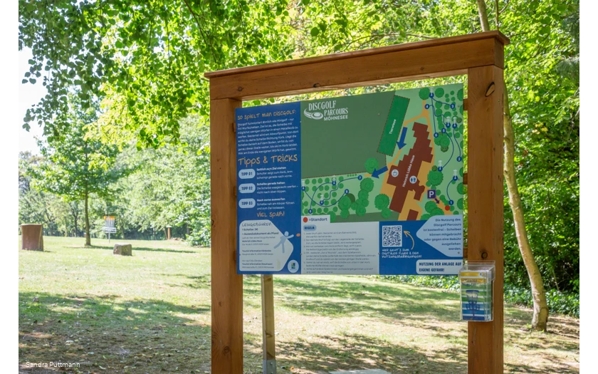 Informationstafel mit Tipps & Tricks am Discgolf-Parcours Möhnesee