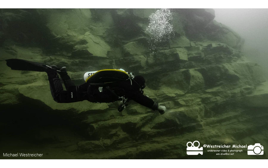 Taucher vor Felswand