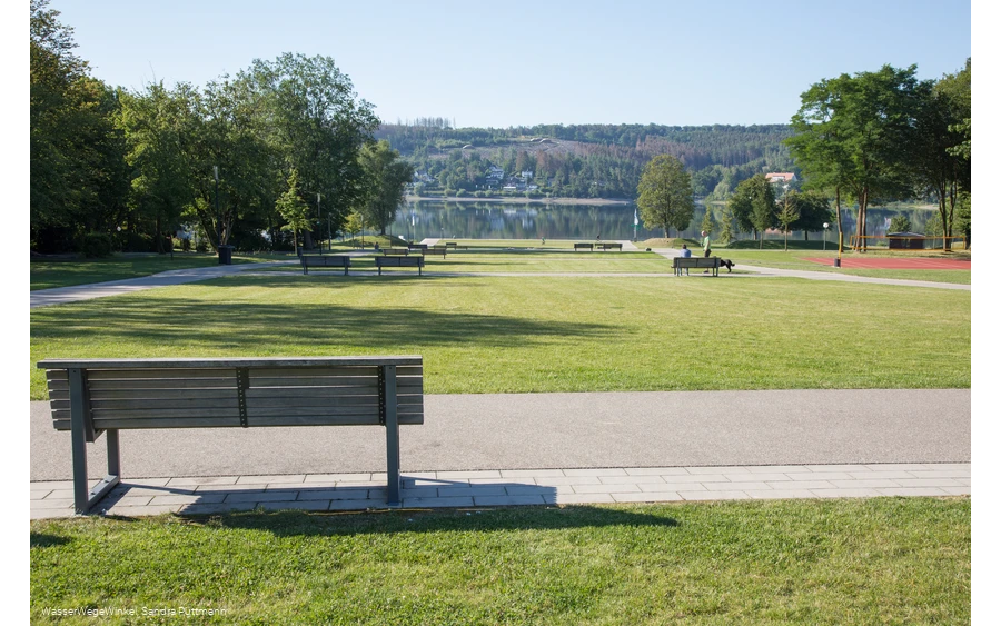 Seepark mit Blick auf den Möhnesee
