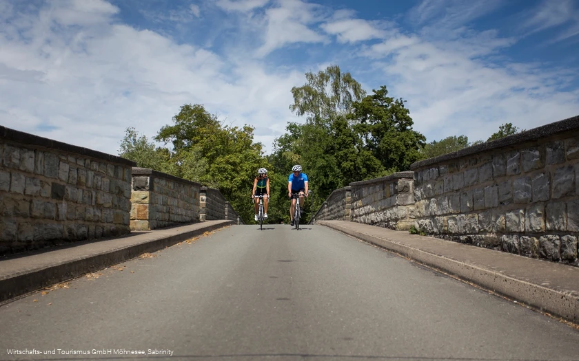 Fahrt über die Kanzelbrücke am Möhnesee