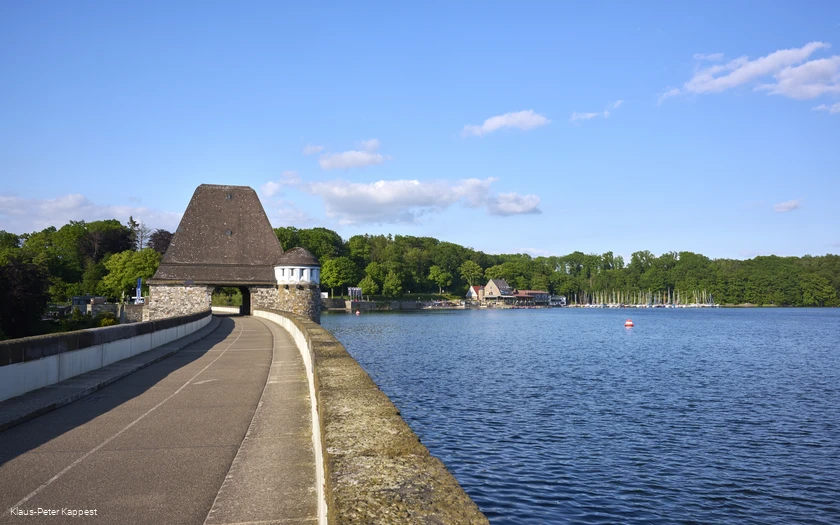 Staumauer und Möhnesee