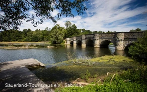 Die malerische Kanzelbrücke ist die älteste Brücke über den Möhnesee.