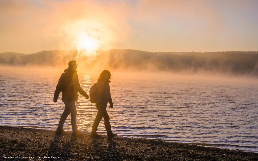 Wanderer im Morgengrauen am Möhnesee
