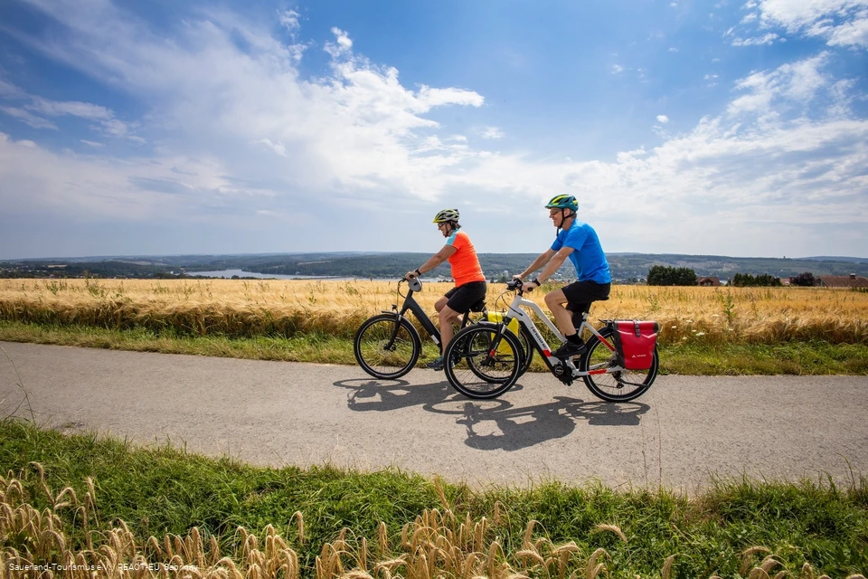 Radfahrer zwischen den Feldern
